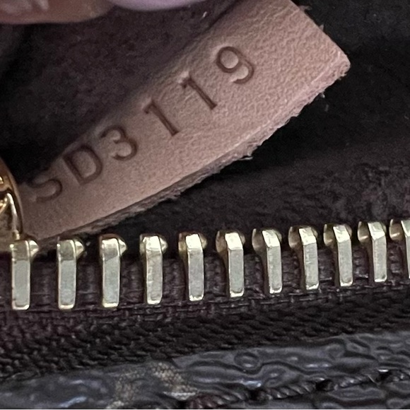 Authentic Louis Vuitton Pochette Metis Monogram Canvas - Picture 6 of 16